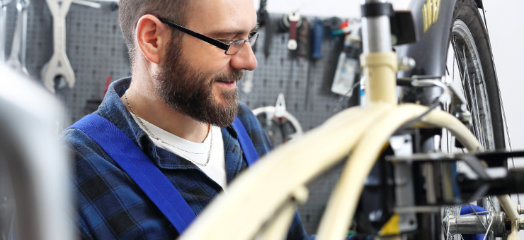 Kiedy najlepiej przeprowadzić serwis roweru? Jakie naprawy robić samemu, a jakie zlecić w serwisie?